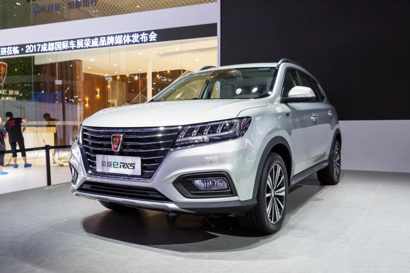全新荣威950、荣威e950定义“高级轿车” 成都车展亮相售价16.88万起 互联网汽车上市一周年 系统升级带来颠覆式进化